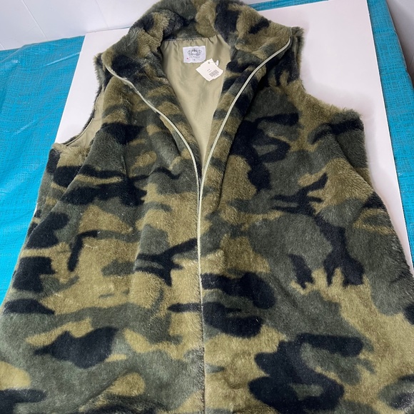 Womens faux fur camouflage vest - Picture 1 of 6